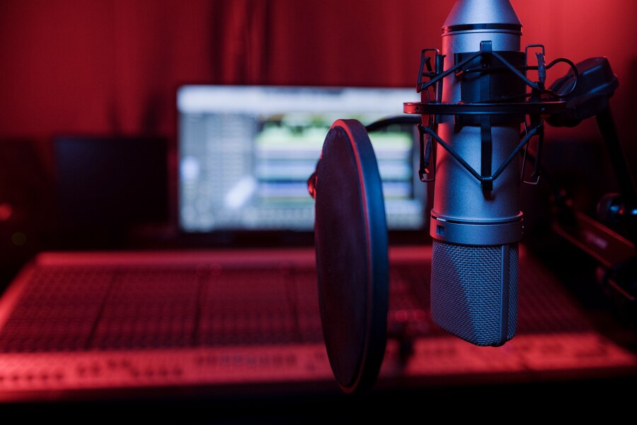 close-up-microphone-pop-filter-studio_23-2149200002